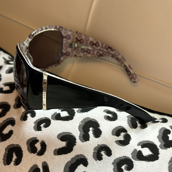 Gucci sunglasses , black with white trim at top. No case, very good condition - Picture 3 of 14